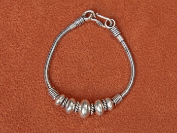 Старинный индийский браслет с металлическими бусинами