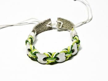 Бело-зелёный кожаный браслет