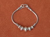Старинный индийский браслет с металлическими бусинами